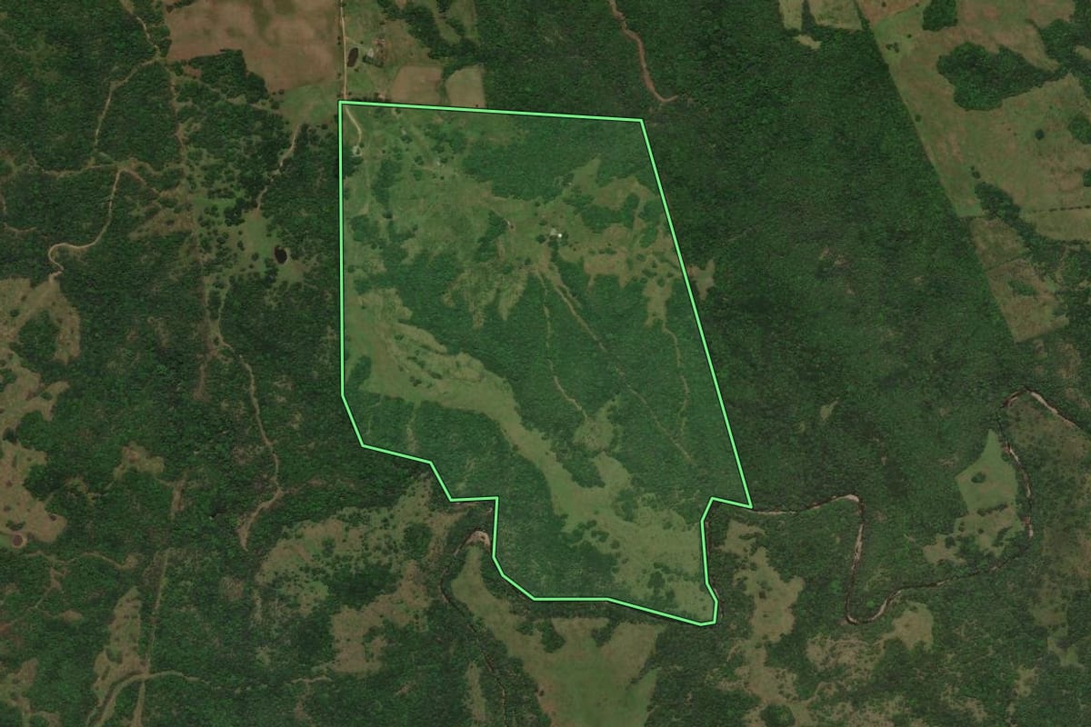 Imagem de satélite do imóvel rural em Bagé (RS), com o contorno declarado no CAR desenhado por cima.
