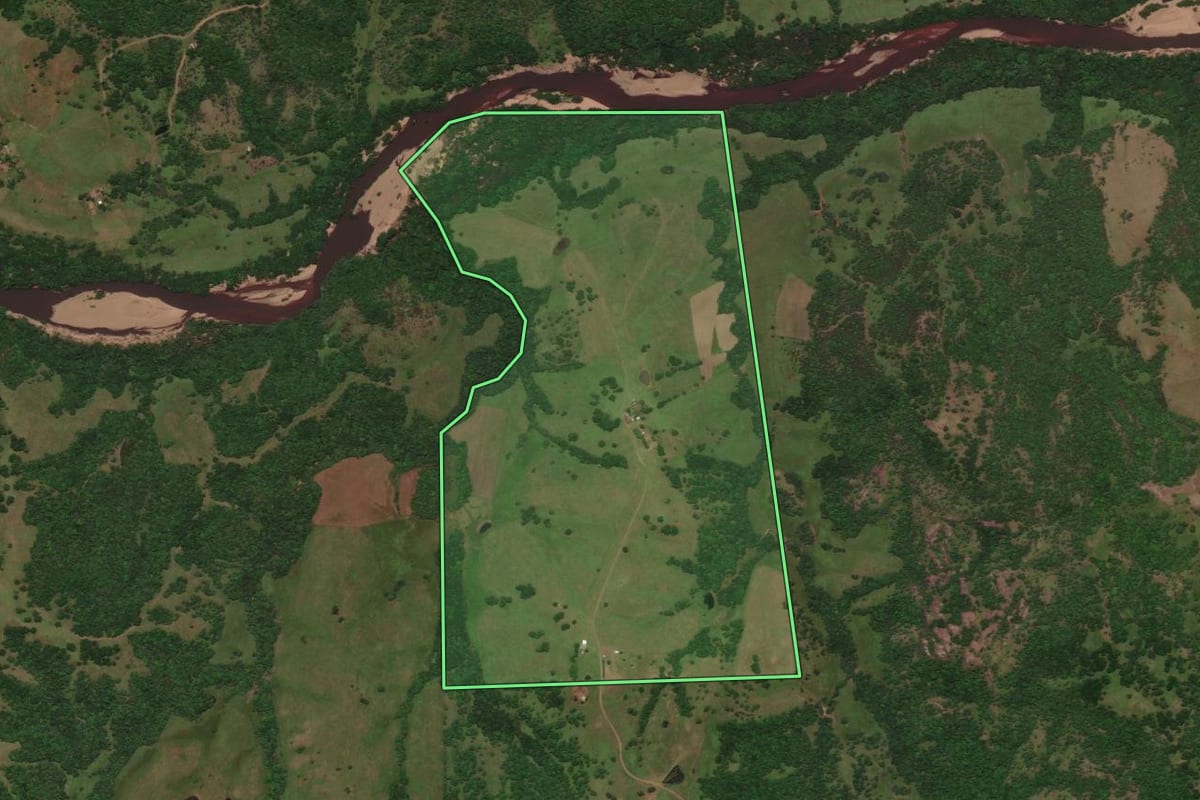 Imagem de satélite do imóvel rural em Bagé (RS), com o contorno declarado no CAR desenhado por cima.