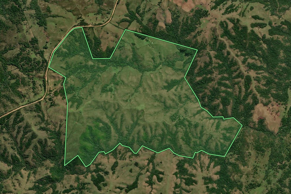 Imagem de satélite do imóvel rural em Bagé (RS), com o contorno declarado no CAR desenhado por cima.