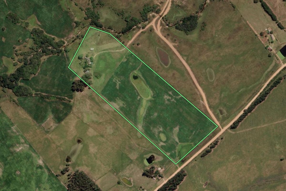 Imagem de satélite do imóvel rural em Bagé (RS), com o contorno declarado no CAR desenhado por cima.