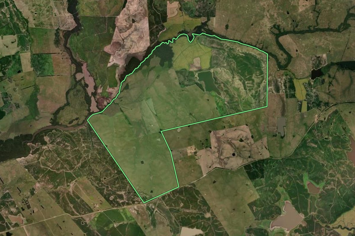 Imagem de satélite do imóvel rural em Bagé (RS), com o contorno declarado no CAR desenhado por cima.