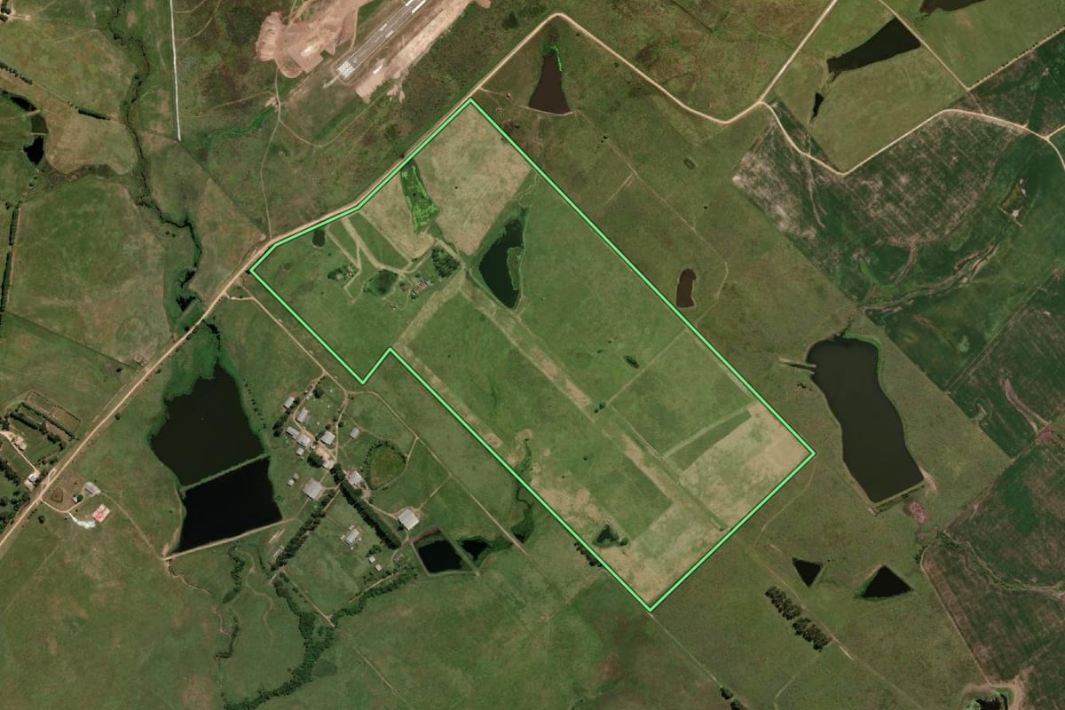Imagem de satélite do imóvel rural em Bagé (RS), com o contorno declarado no CAR desenhado por cima.