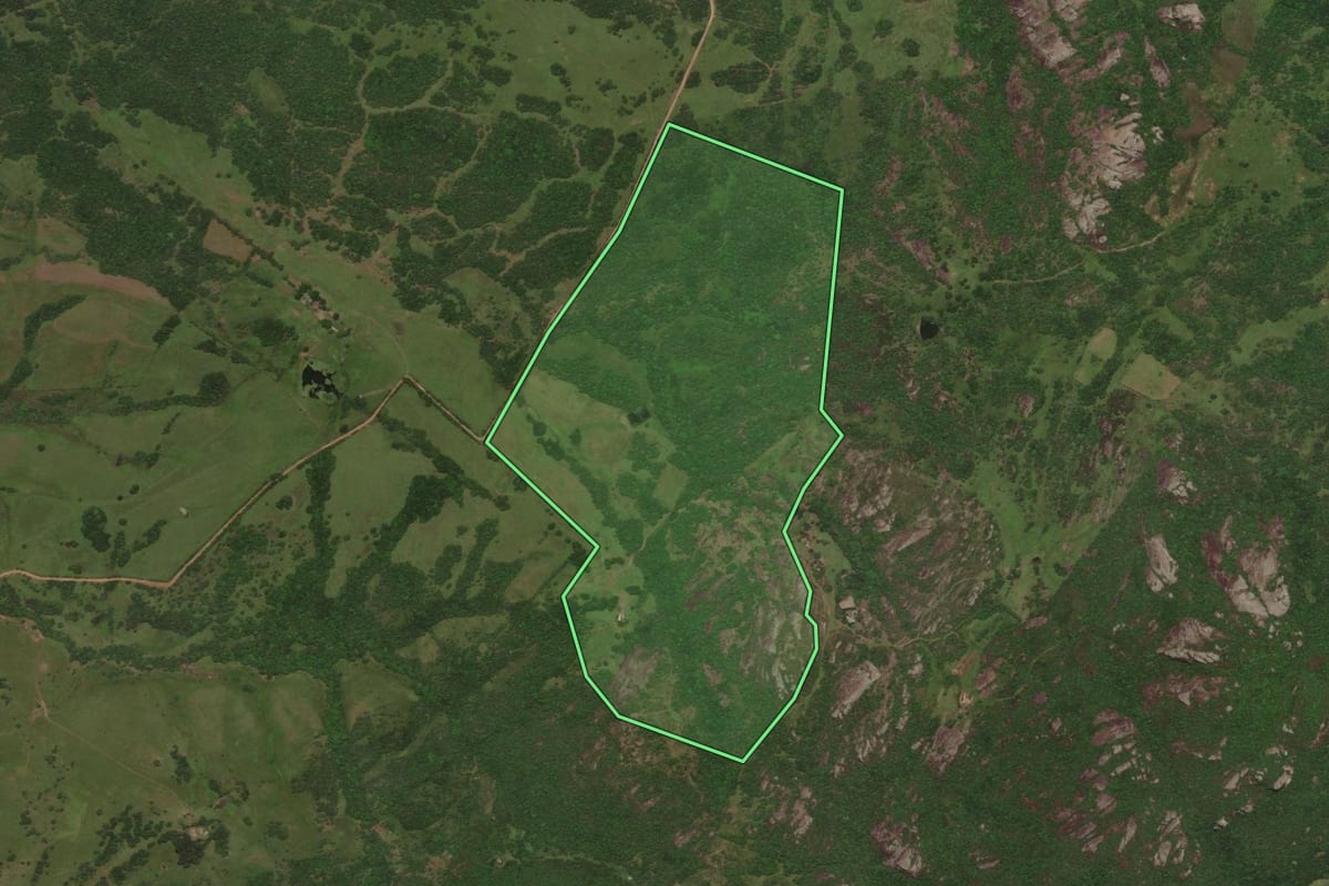 Imagem de satélite do imóvel rural em Bagé (RS), com o contorno declarado no CAR desenhado por cima.