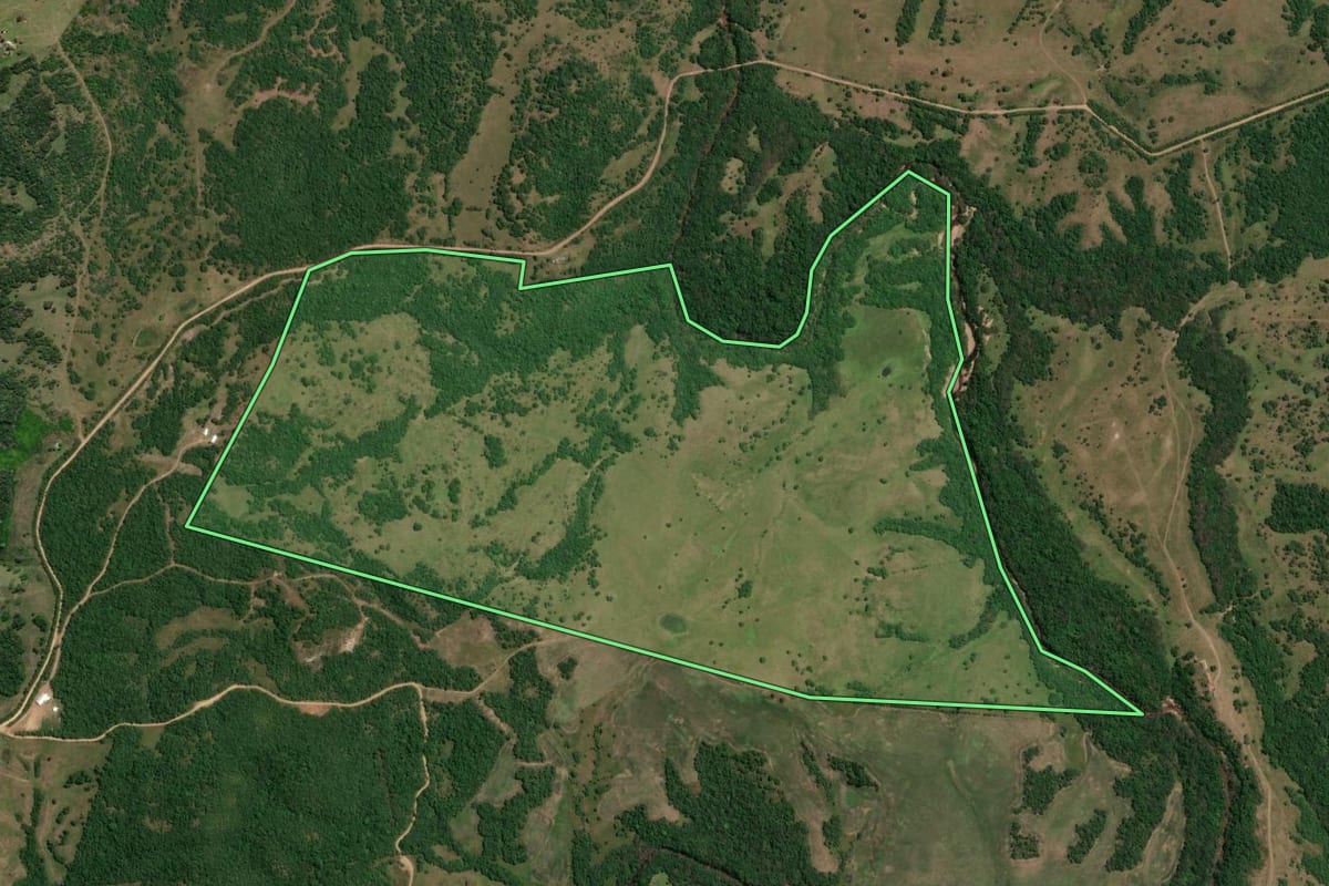 Imagem de satélite do imóvel rural em Bagé (RS), com o contorno declarado no CAR desenhado por cima.