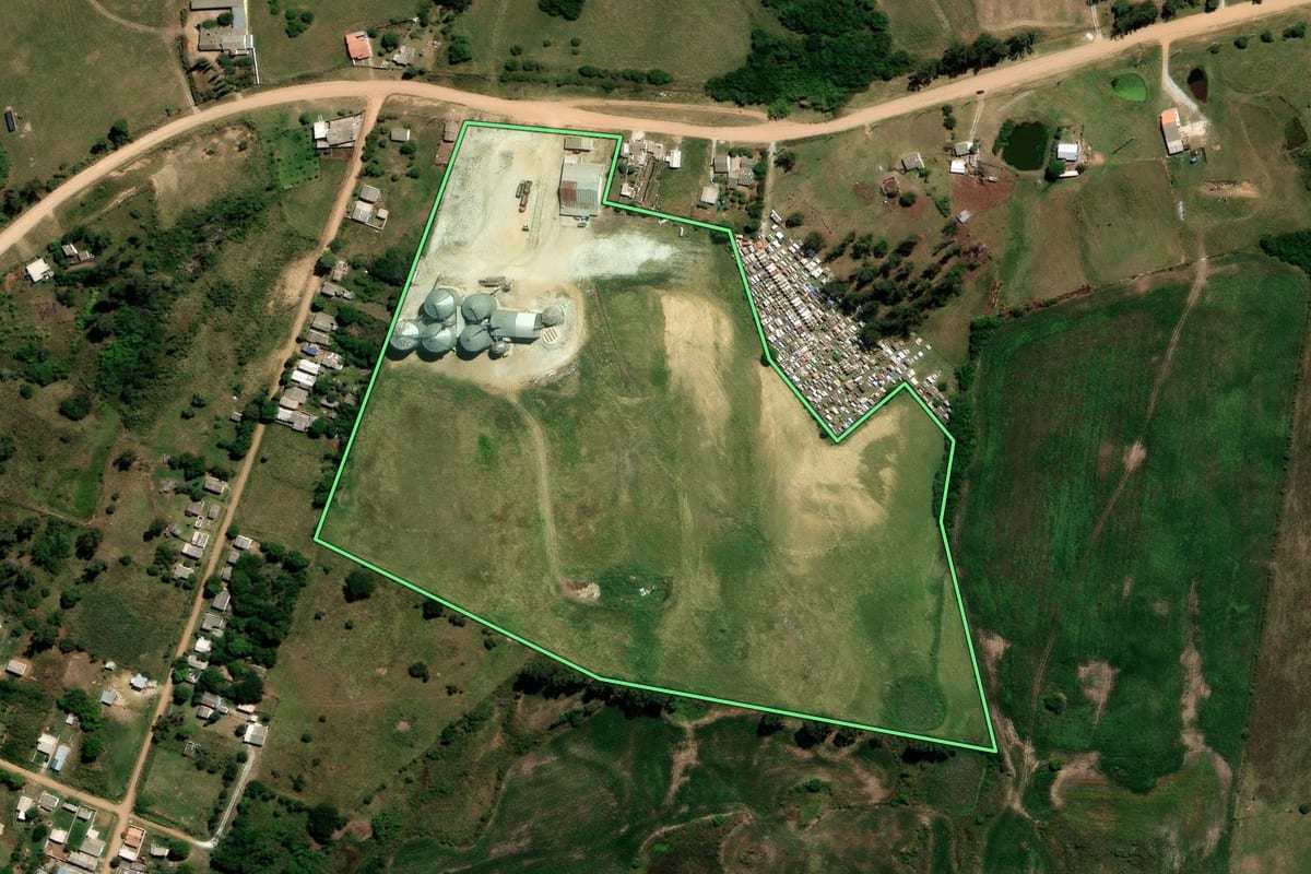 Imagem de satélite do imóvel rural em Bagé (RS), com o contorno declarado no CAR desenhado por cima.