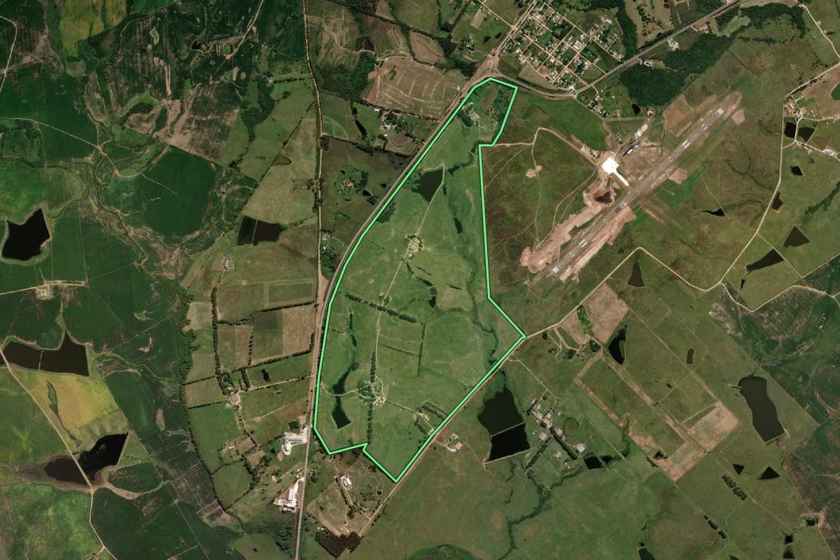 Imagem de satélite do imóvel rural em Bagé (RS), com o contorno declarado no CAR desenhado por cima.
