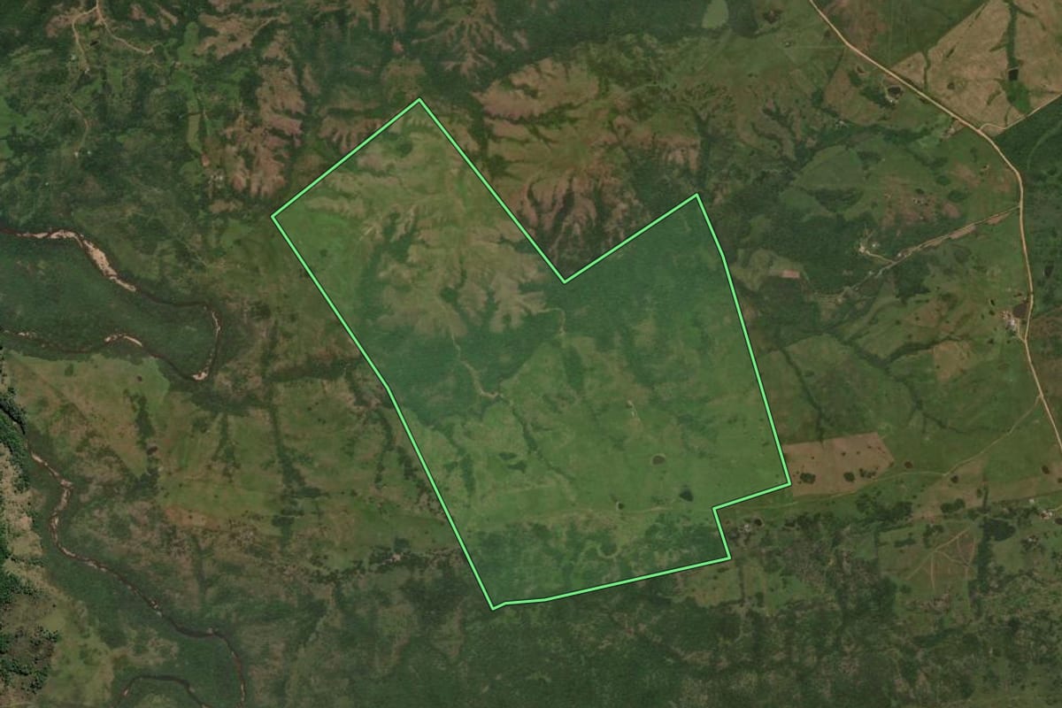 Imagem de satélite do imóvel rural em Bagé (RS), com o contorno declarado no CAR desenhado por cima.