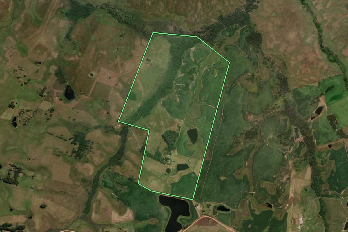 Imagem de satélite do imóvel rural em Bagé (RS), com o contorno declarado no CAR desenhado por cima.