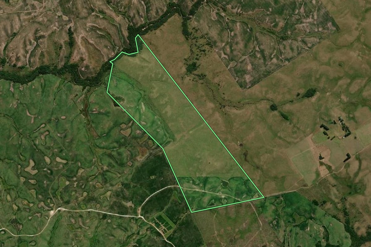 Imagem de satélite do imóvel rural em Bagé (RS), com o contorno declarado no CAR desenhado por cima.