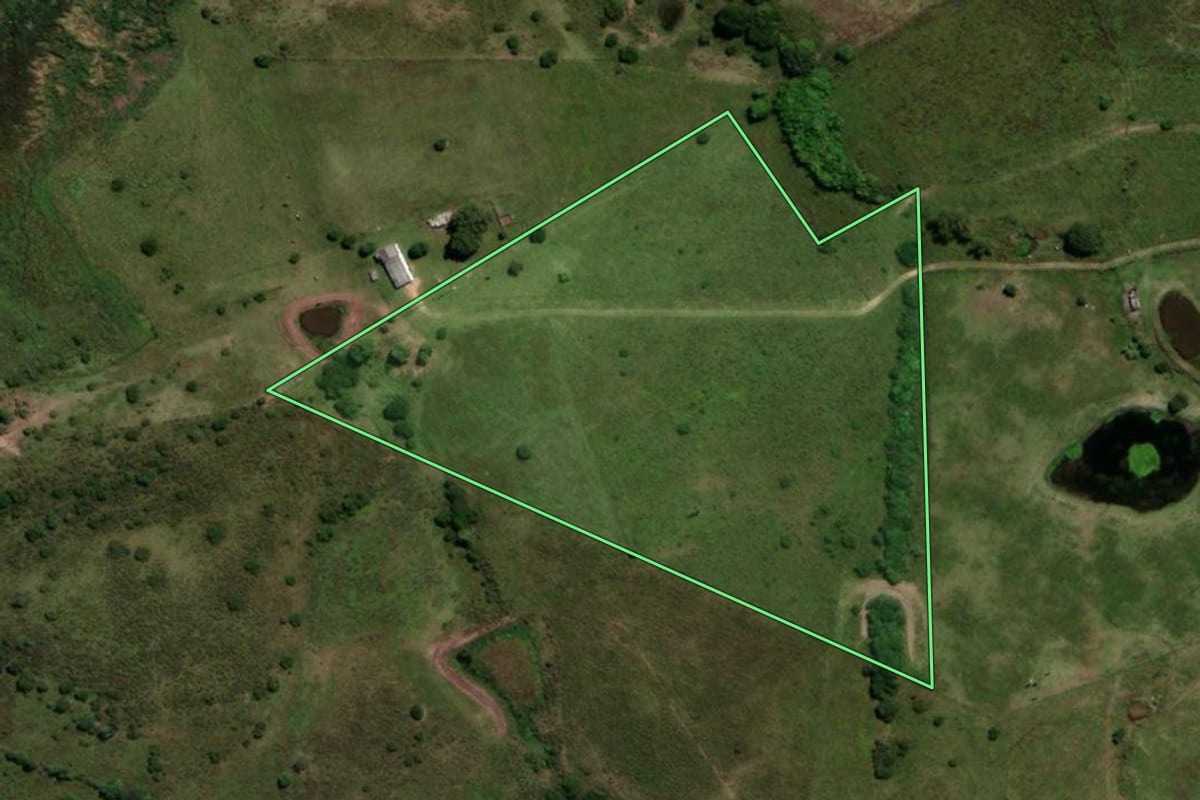Imagem de satélite do imóvel rural em Bagé (RS), com o contorno declarado no CAR desenhado por cima.