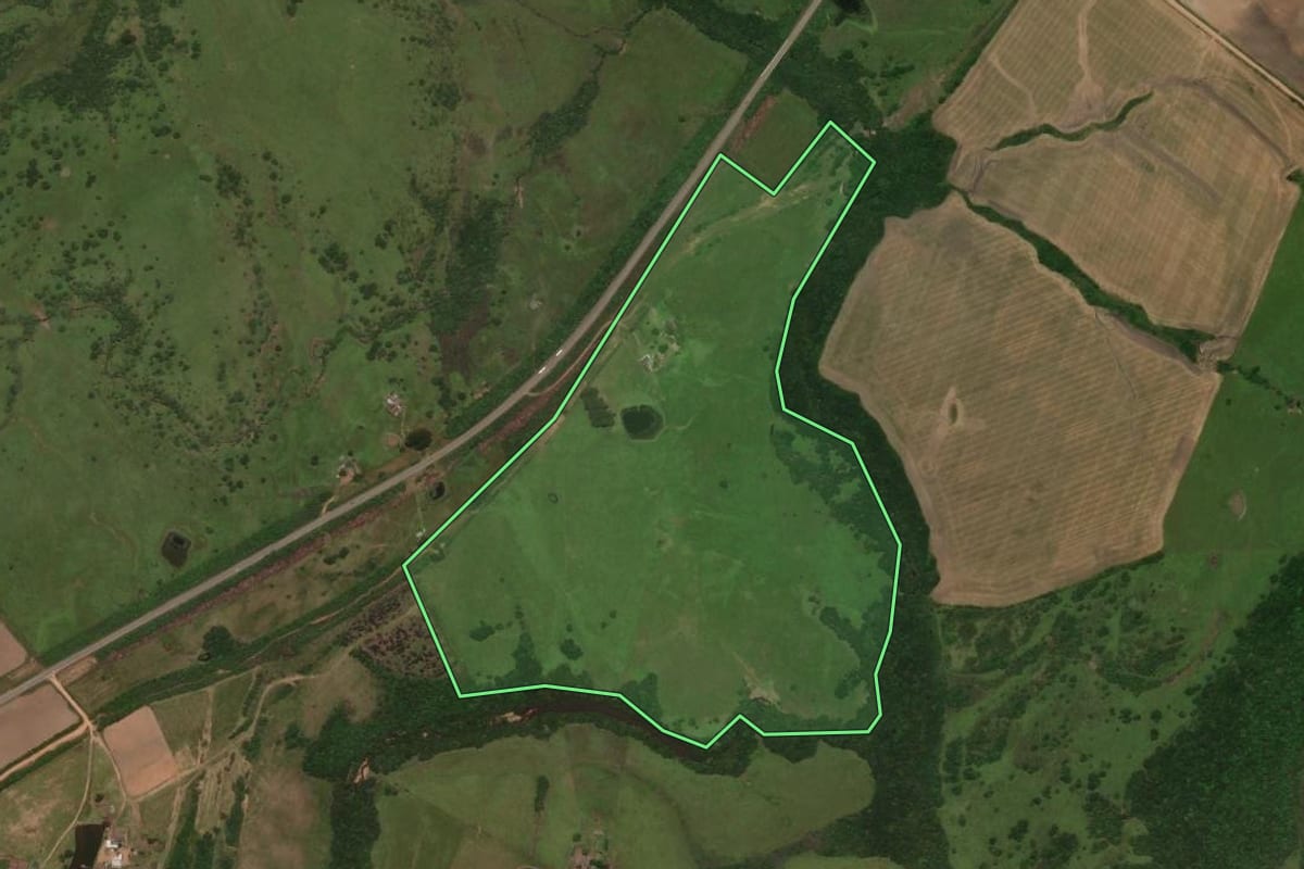 Imagem de satélite do imóvel rural em Bagé (RS), com o contorno declarado no CAR desenhado por cima.