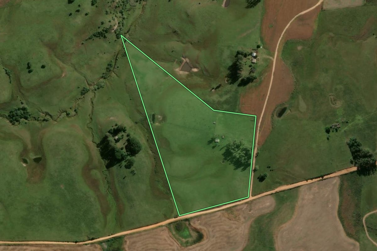 Imagem de satélite do imóvel rural em Bagé (RS), com o contorno declarado no CAR desenhado por cima.