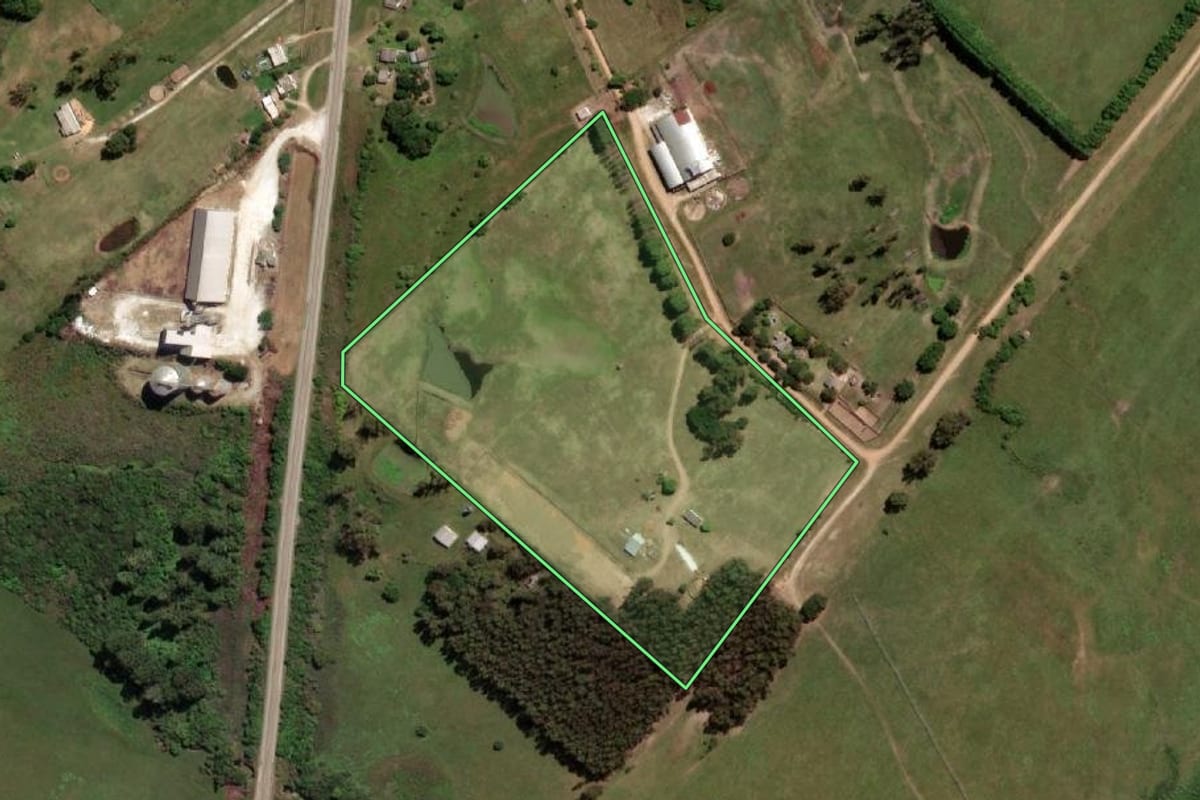 Imagem de satélite do imóvel rural em Bagé (RS), com o contorno declarado no CAR desenhado por cima.