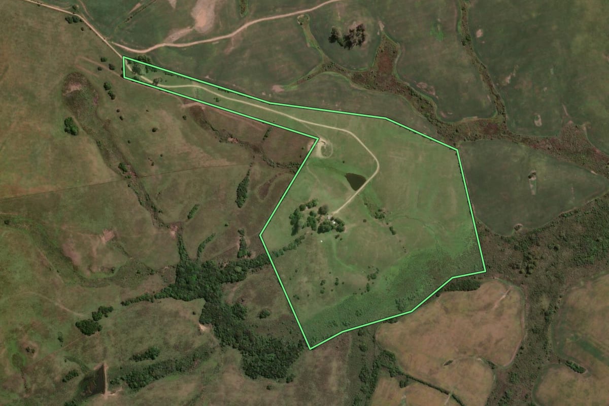 Imagem de satélite do imóvel rural em Bagé (RS), com o contorno declarado no CAR desenhado por cima.