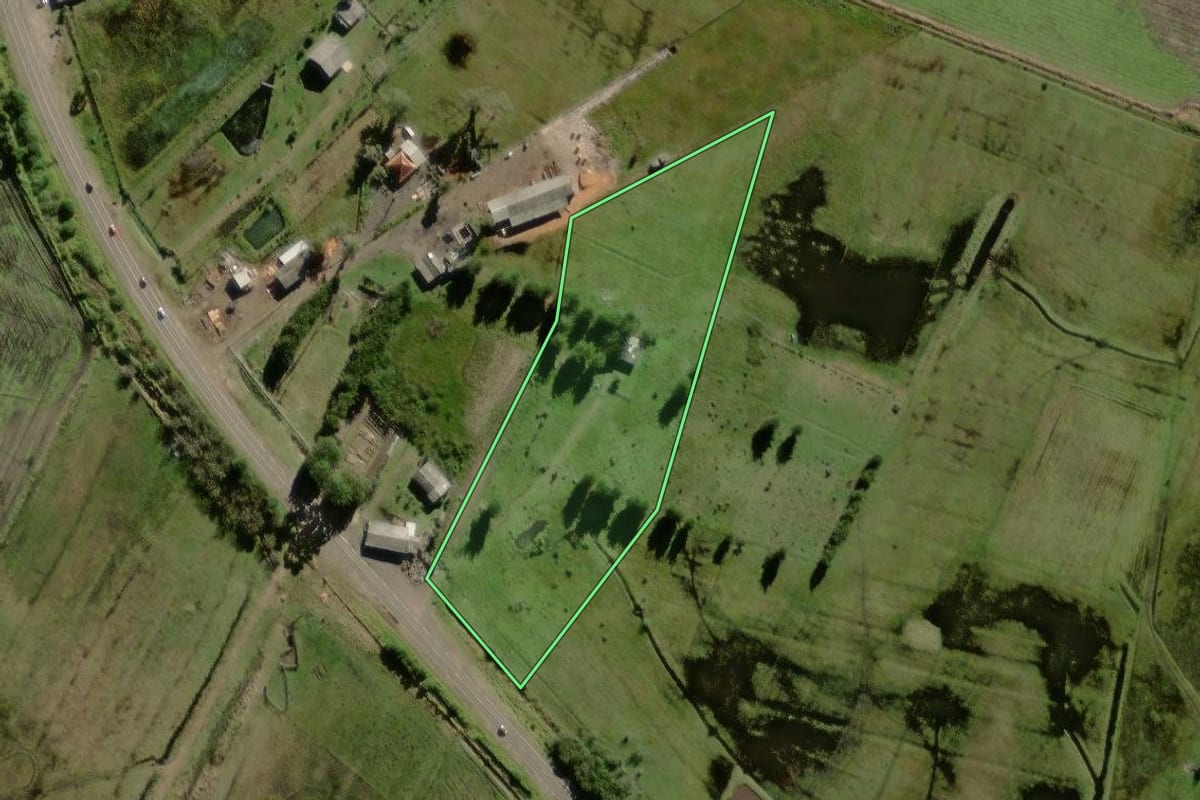 Imagem de satélite do imóvel rural em Balneário Pinhal (RS), com o contorno declarado no CAR desenhado por cima.