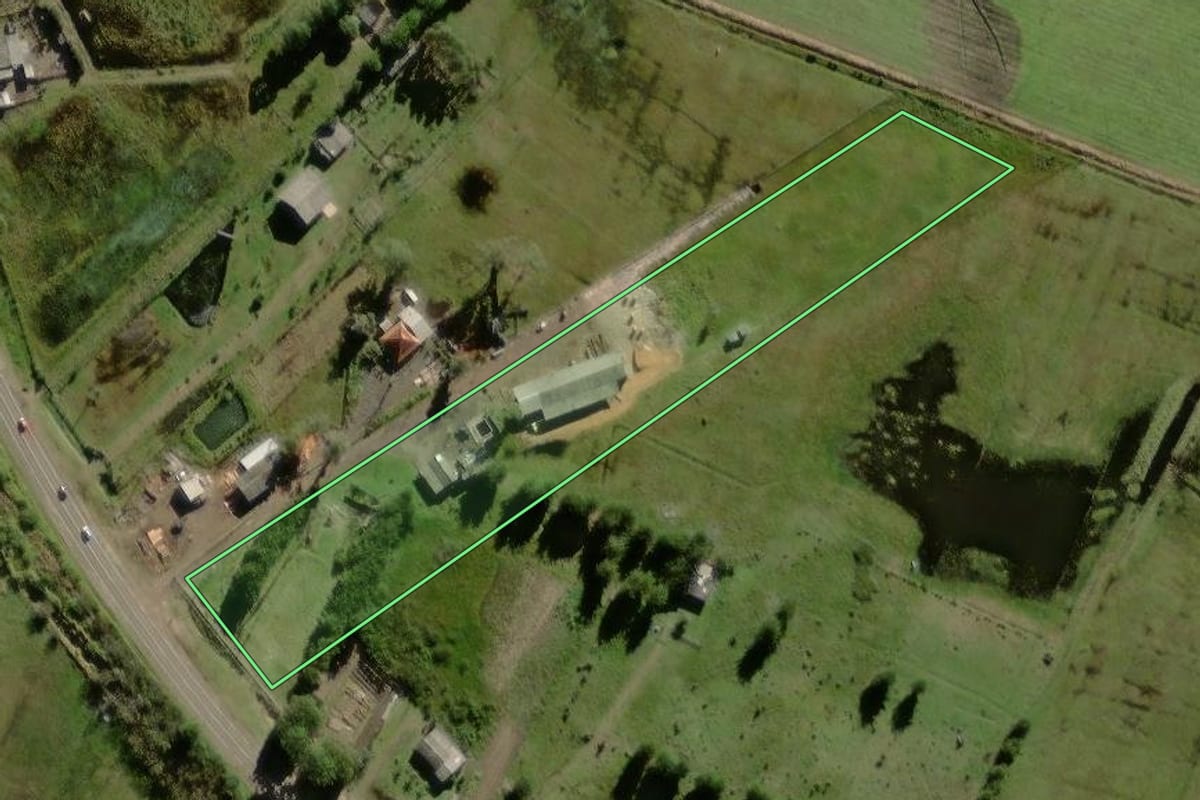 Imagem de satélite do imóvel rural em Balneário Pinhal (RS), com o contorno declarado no CAR desenhado por cima.
