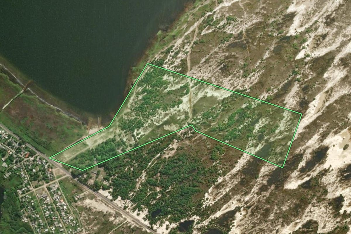 Imagem de satélite do imóvel rural em Balneário Pinhal (RS), com o contorno declarado no CAR desenhado por cima.