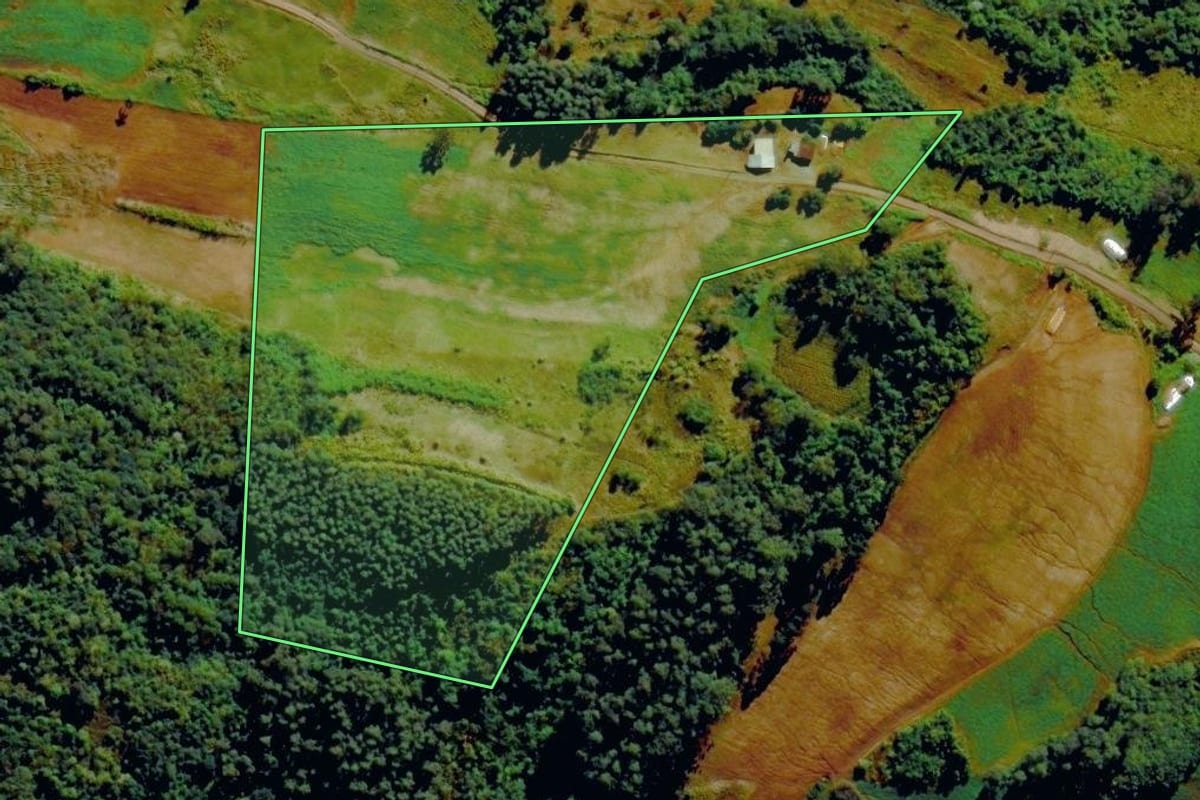 Imagem de satélite do imóvel rural em Barão (RS), com o contorno declarado no CAR desenhado por cima.