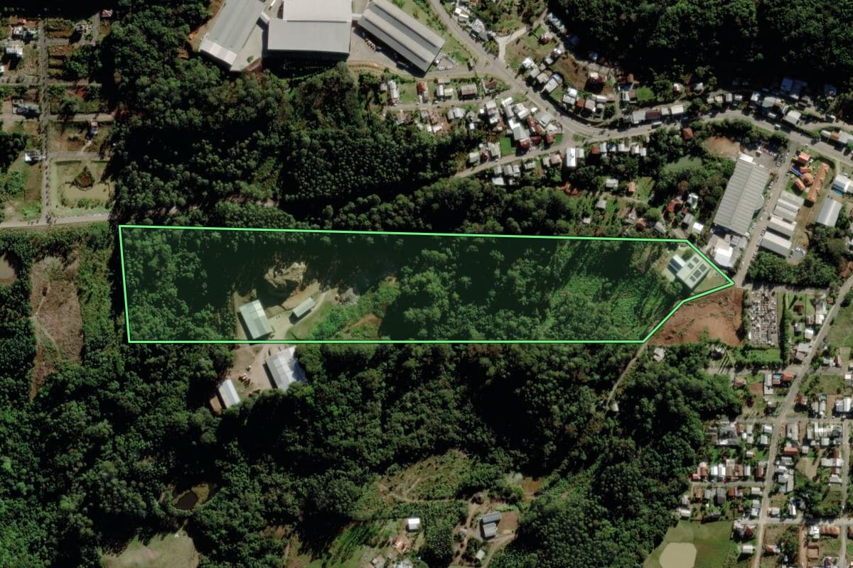 Imagem de satélite do imóvel rural em Barão (RS), com o contorno declarado no CAR desenhado por cima.