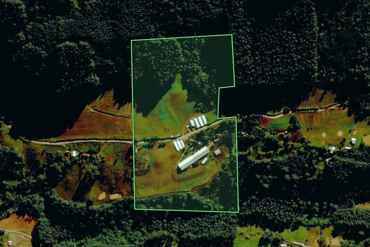 Imagem de satélite do imóvel rural em Barão (RS), com o contorno declarado no CAR desenhado por cima.
