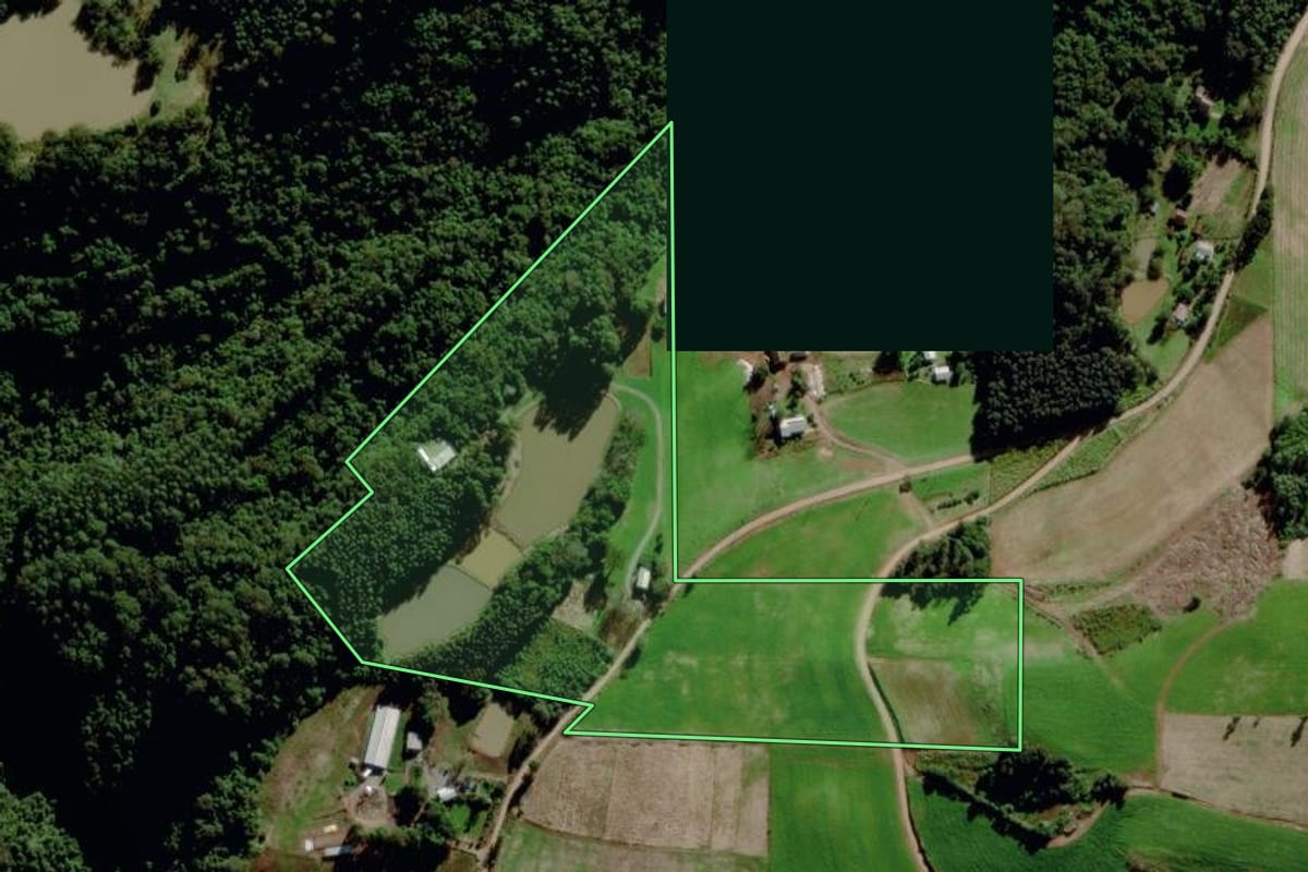 Imagem de satélite do imóvel rural em Barão (RS), com o contorno declarado no CAR desenhado por cima.