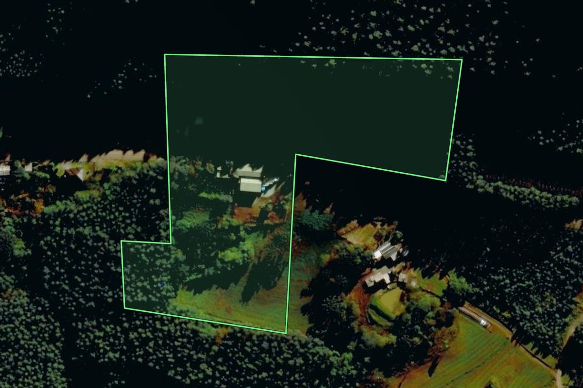 Imagem de satélite do imóvel rural em Barão (RS), com o contorno declarado no CAR desenhado por cima.