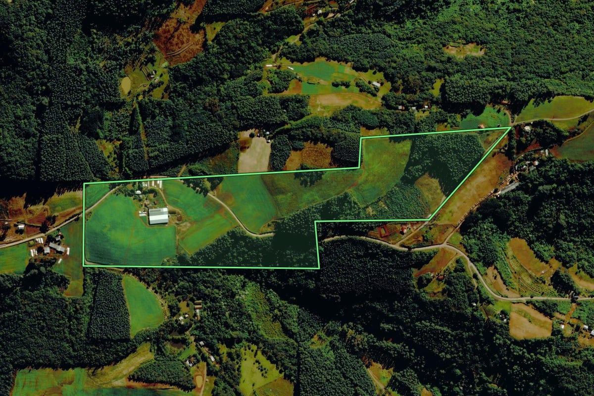 Imagem de satélite do imóvel rural em Barão (RS), com o contorno declarado no CAR desenhado por cima.