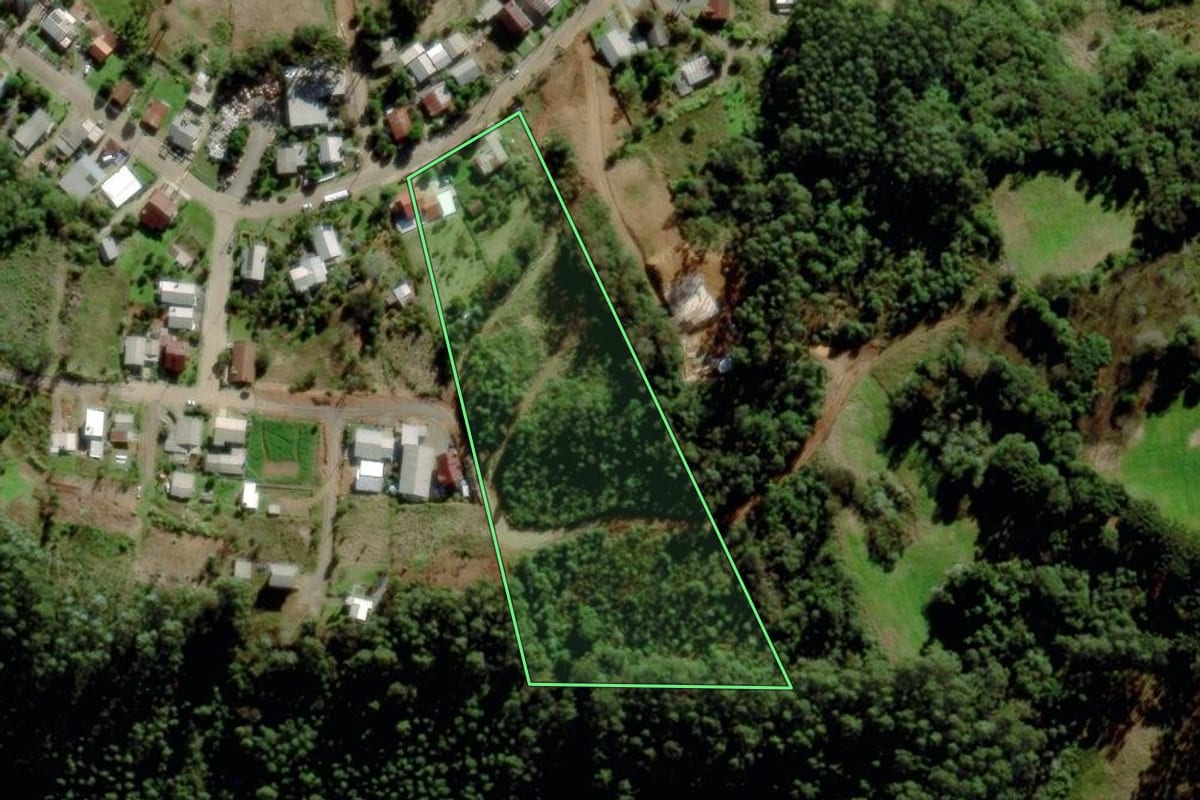 Imagem de satélite do imóvel rural em Barão (RS), com o contorno declarado no CAR desenhado por cima.