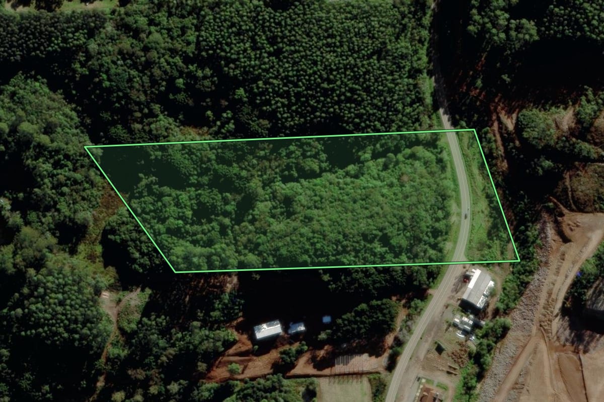 Imagem de satélite do imóvel rural em Barão (RS), com o contorno declarado no CAR desenhado por cima.