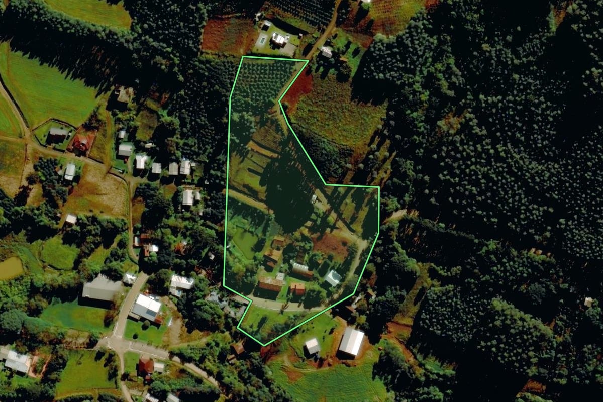 Imagem de satélite do imóvel rural em Barão (RS), com o contorno declarado no CAR desenhado por cima.