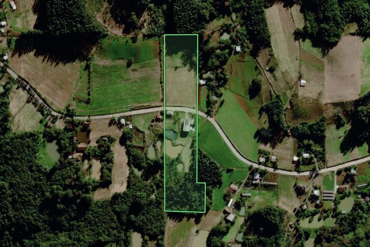Imagem de satélite do imóvel rural em Barão (RS), com o contorno declarado no CAR desenhado por cima.