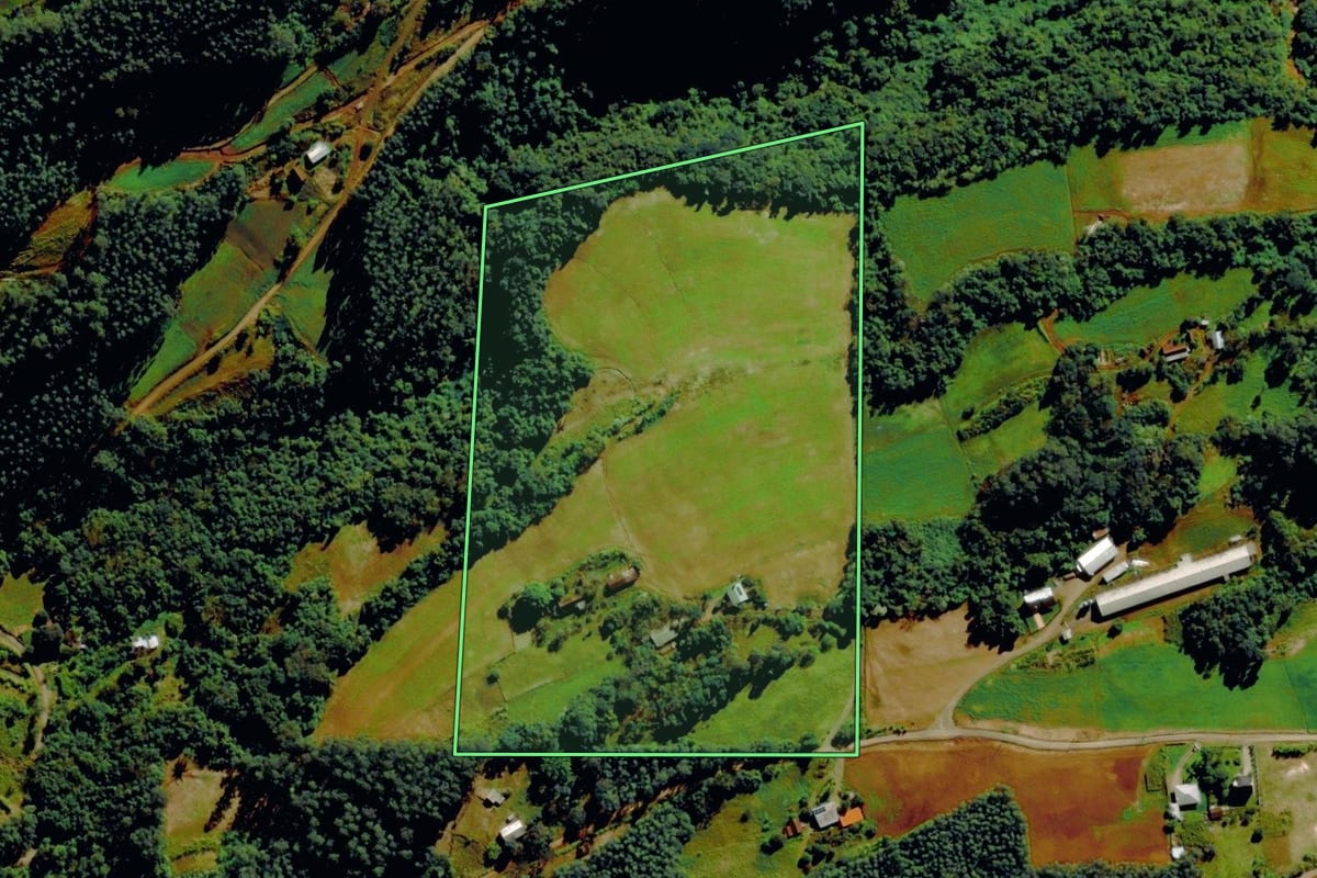 Imagem de satélite do imóvel rural em Barão (RS), com o contorno declarado no CAR desenhado por cima.