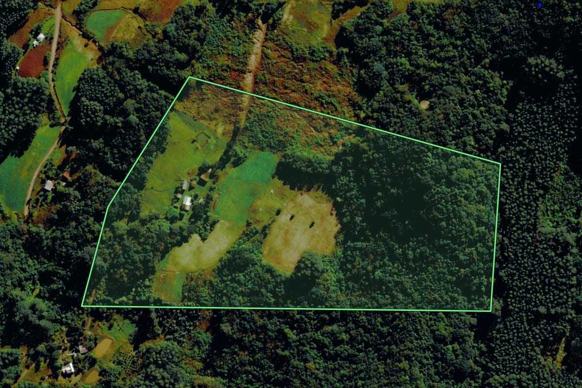 Imagem de satélite do imóvel rural em Barão (RS), com o contorno declarado no CAR desenhado por cima.