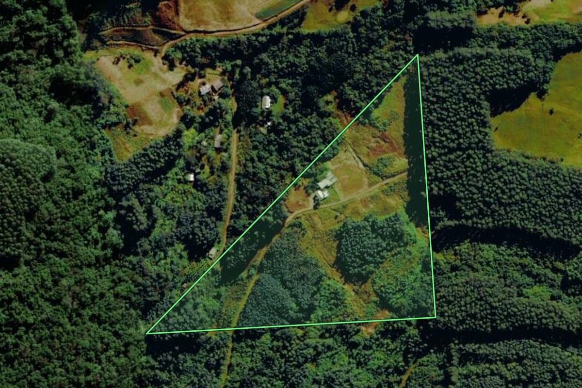 Imagem de satélite do imóvel rural em Barão (RS), com o contorno declarado no CAR desenhado por cima.