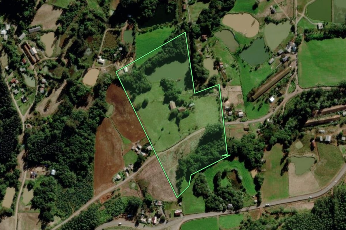 Imagem de satélite do imóvel rural em Barão (RS), com o contorno declarado no CAR desenhado por cima.