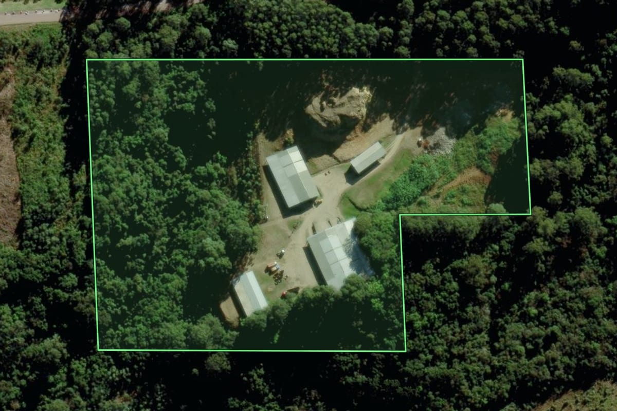 Imagem de satélite do imóvel rural em Barão (RS), com o contorno declarado no CAR desenhado por cima.