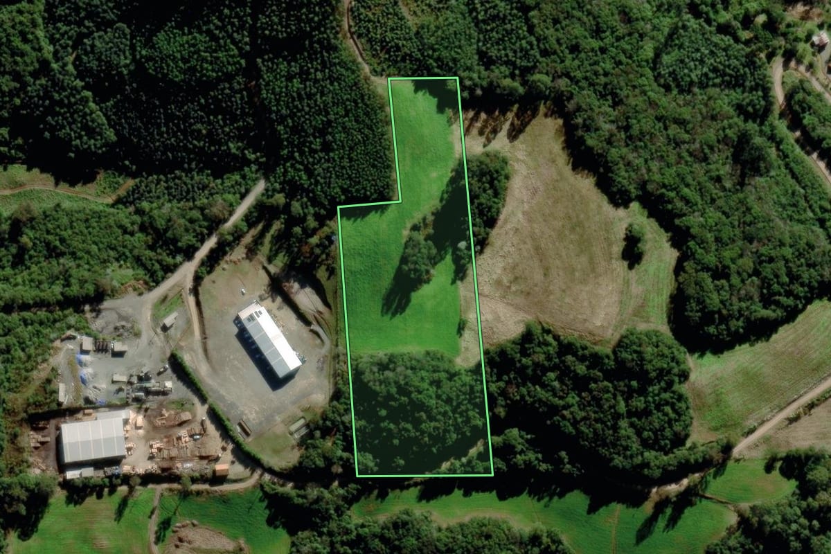 Imagem de satélite do imóvel rural em Barão (RS), com o contorno declarado no CAR desenhado por cima.