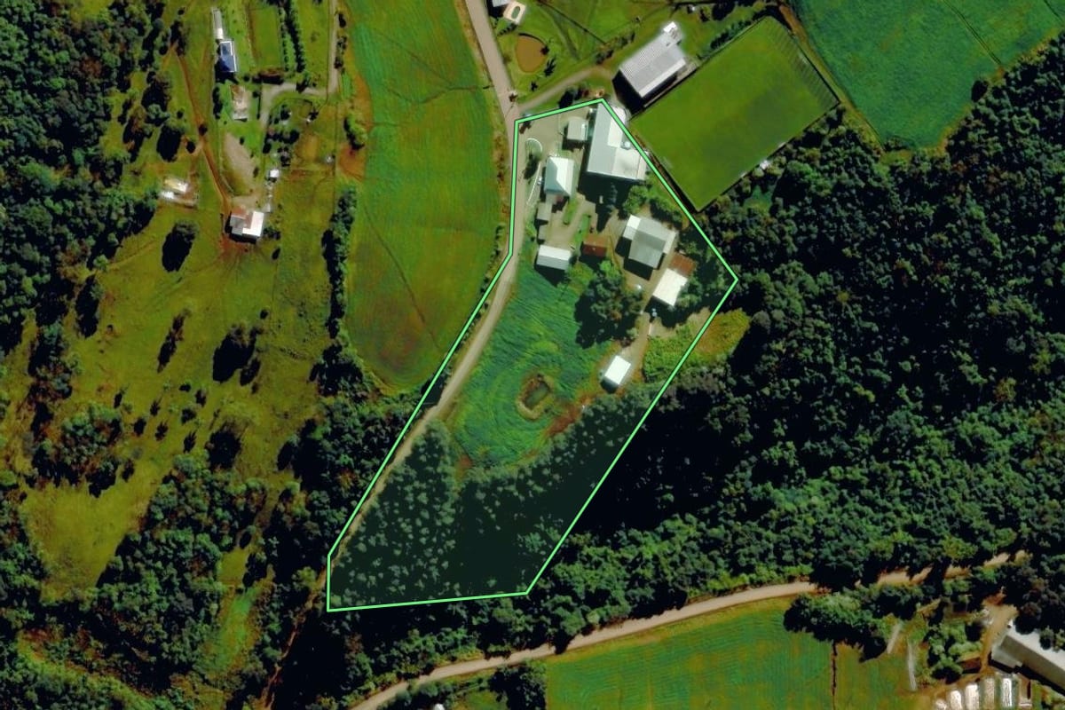 Imagem de satélite do imóvel rural em Barão (RS), com o contorno declarado no CAR desenhado por cima.