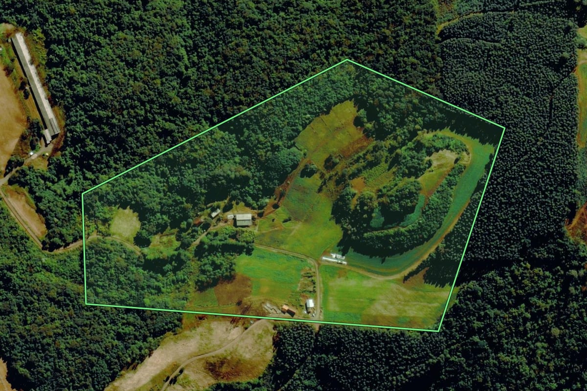 Imagem de satélite do imóvel rural em Barão (RS), com o contorno declarado no CAR desenhado por cima.