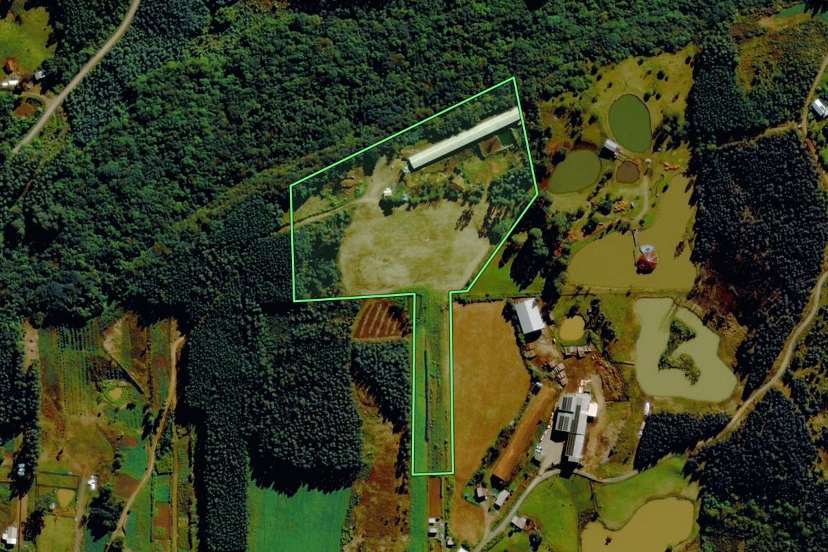 Imagem de satélite do imóvel rural em Barão (RS), com o contorno declarado no CAR desenhado por cima.