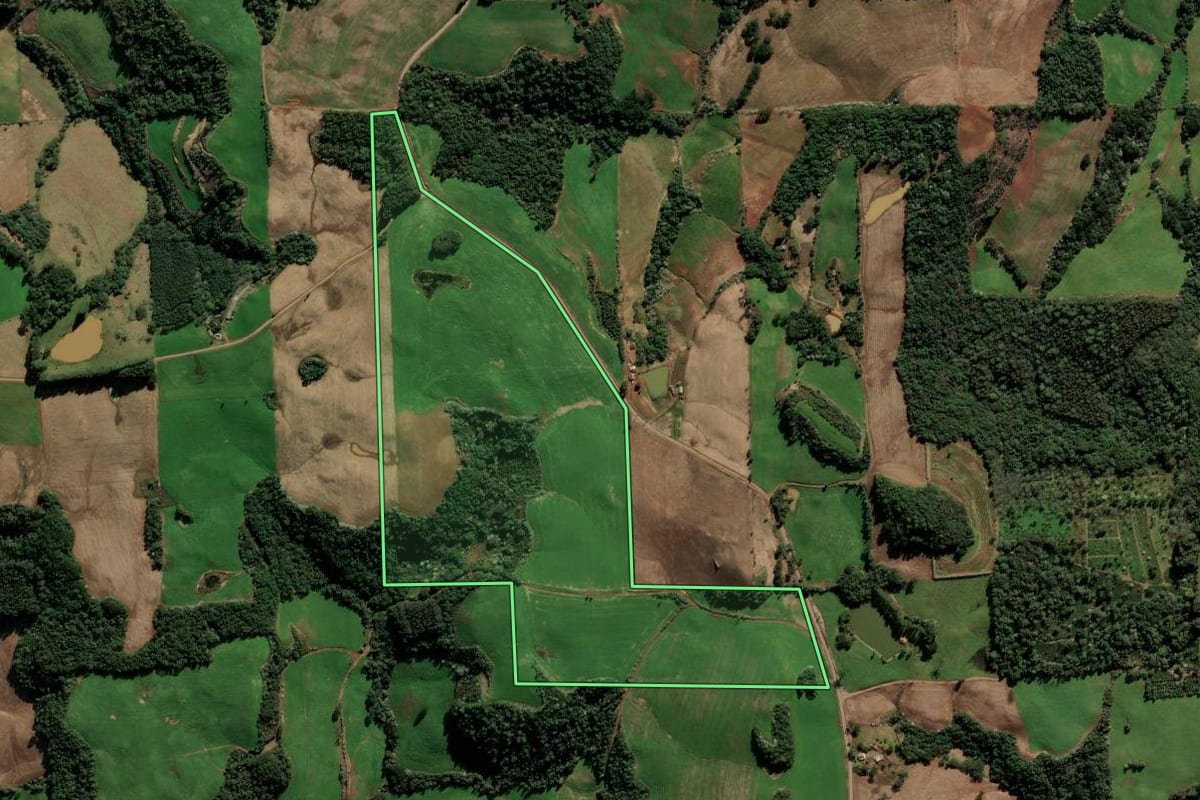 Imagem de satélite do imóvel rural em Barão de Cotegipe (RS), com o contorno declarado no CAR desenhado por cima.