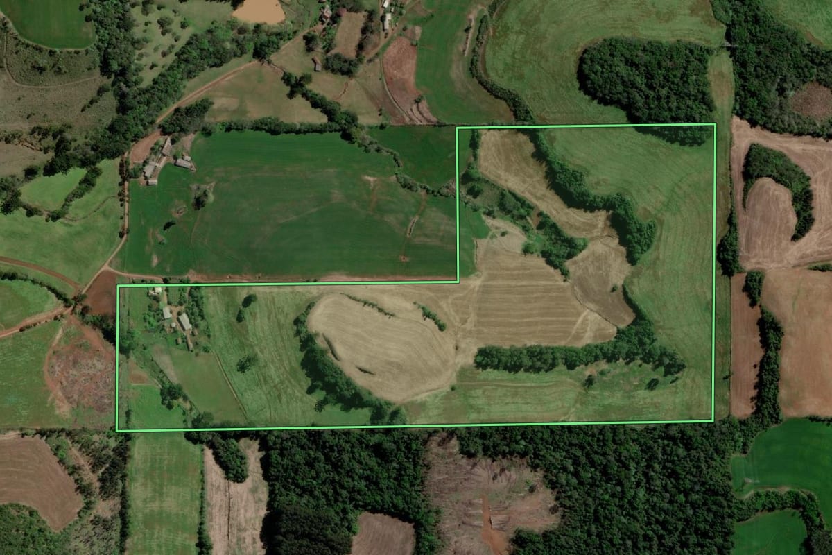 Imagem de satélite do imóvel rural em Barão de Cotegipe (RS), com o contorno declarado no CAR desenhado por cima.