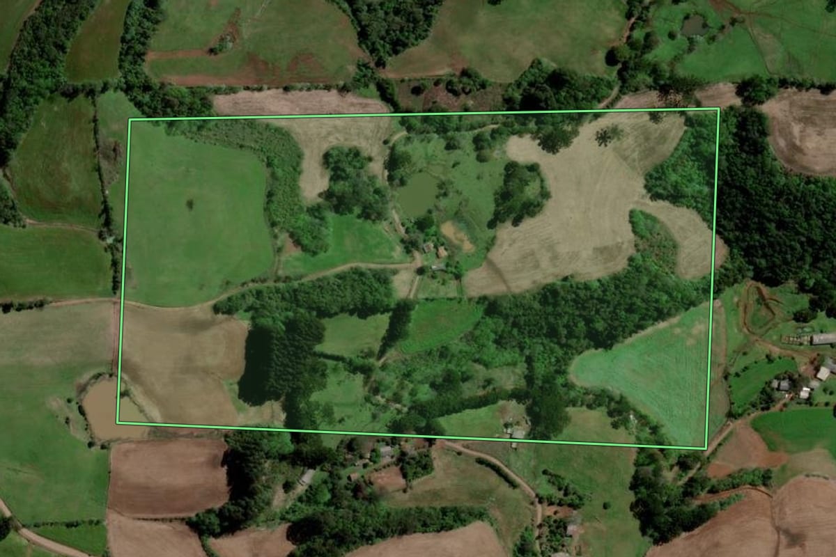 Imagem de satélite do imóvel rural em Barão de Cotegipe (RS), com o contorno declarado no CAR desenhado por cima.