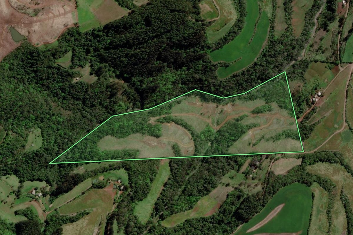 Imagem de satélite do imóvel rural em São Valentim (RS), com o contorno declarado no CAR desenhado por cima.