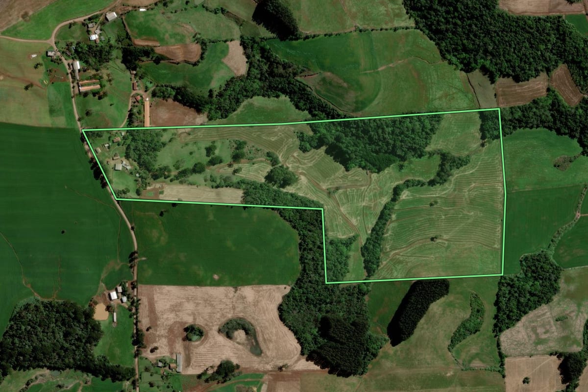Imagem de satélite do imóvel rural em Barão de Cotegipe (RS), com o contorno declarado no CAR desenhado por cima.