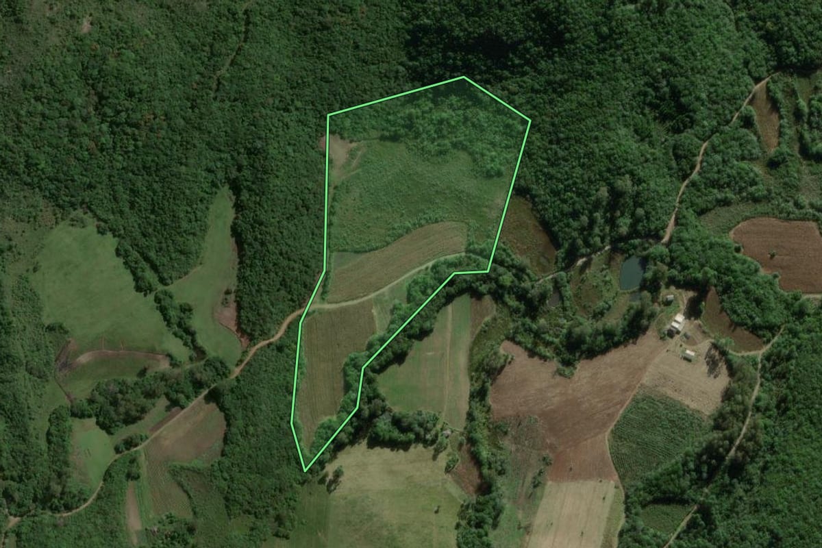 Imagem de satélite do imóvel rural em Barão do Triunfo (RS), com o contorno declarado no CAR desenhado por cima.