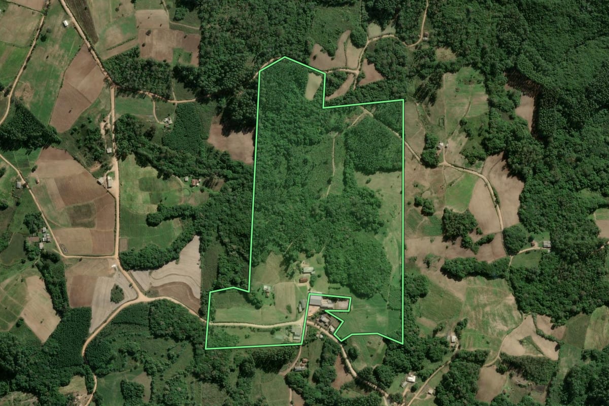 Imagem de satélite do imóvel rural em Barão do Triunfo (RS), com o contorno declarado no CAR desenhado por cima.