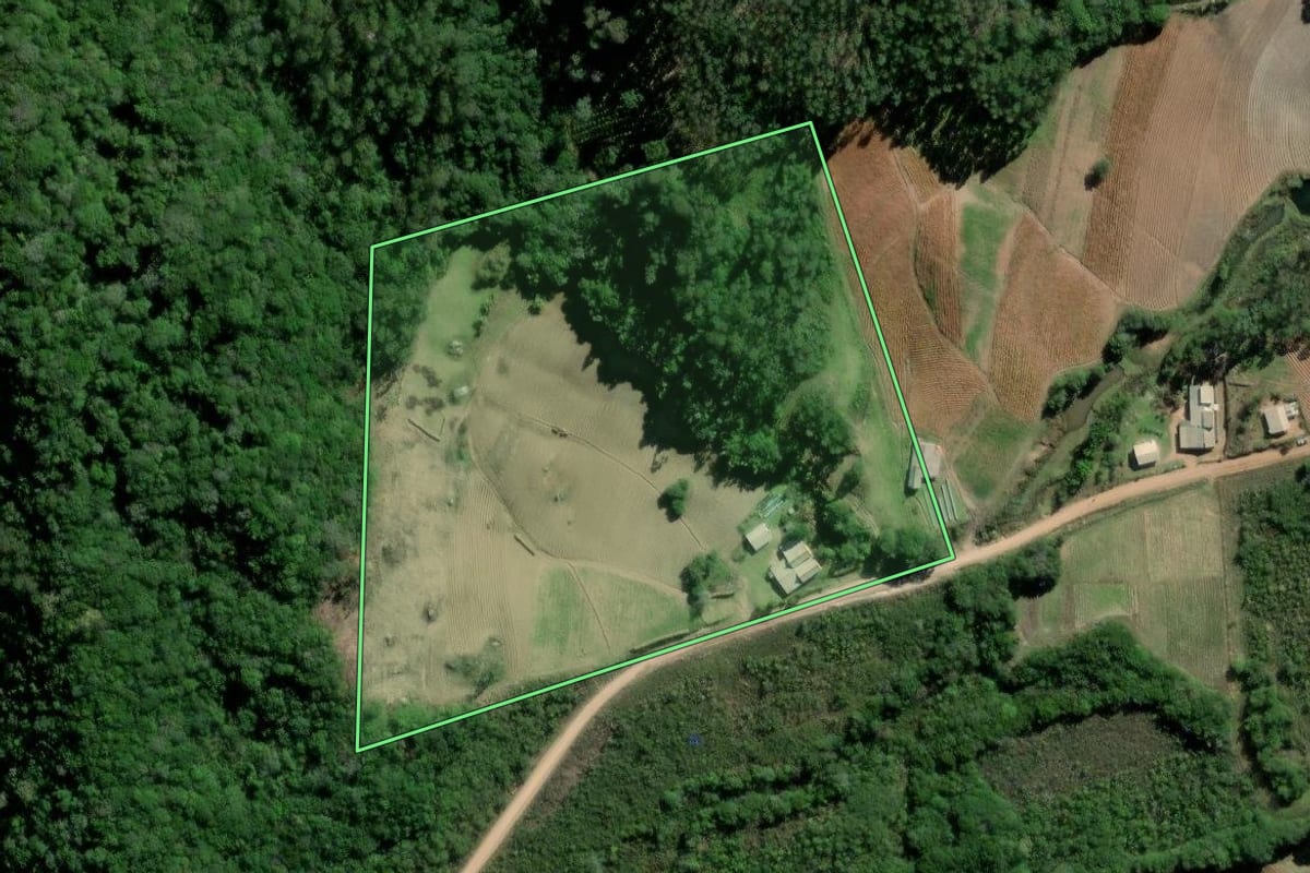 Imagem de satélite do imóvel rural em Barão do Triunfo (RS), com o contorno declarado no CAR desenhado por cima.