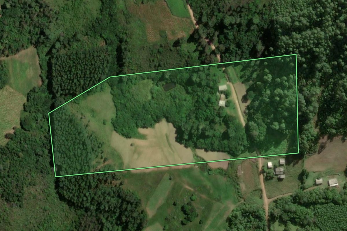 Imagem de satélite do imóvel rural em Barão do Triunfo (RS), com o contorno declarado no CAR desenhado por cima.
