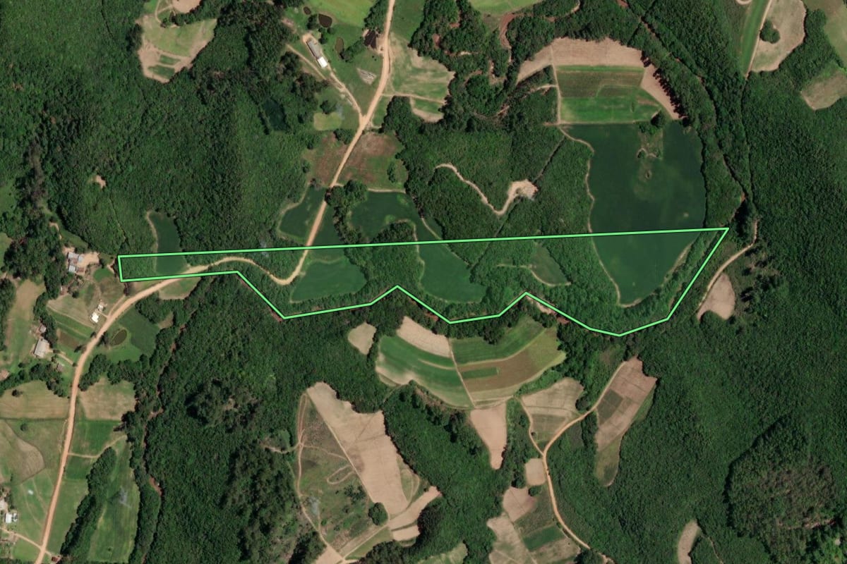 Imagem de satélite do imóvel rural em Barão do Triunfo (RS), com o contorno declarado no CAR desenhado por cima.